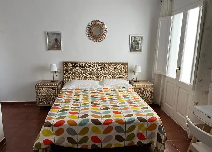 Old Town 100m From - 3 Bedrooms דירה *