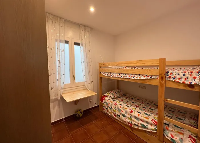 Old Town 100m From - 3 Bedrooms דירה
