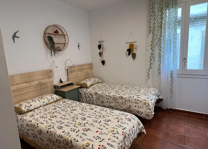 Old Town 100m From - 3 Bedrooms דירה *
