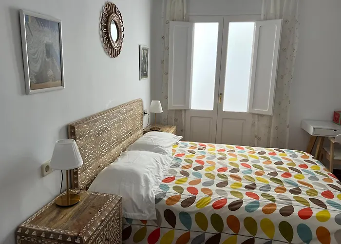 Old Town 100m From - 3 Bedrooms דירה *
